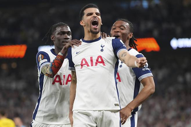 유로파리그 준결승 1차전 토트넘 홋스퍼와 보되/글림트의 경기에서 토트넘의 도미닉 솔란케가 팀의 세 번째 골을 넣은 뒤 세리머니를 하고 있다.
