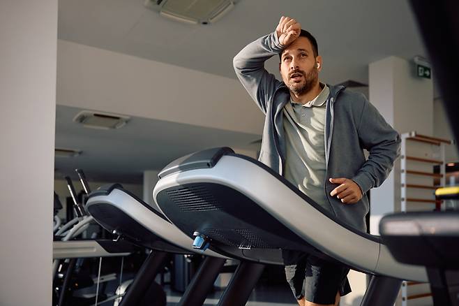운동 후에는 근육에 미세한 찢어짐이 생기고, 신체는 이를 복구하기 위해 수분을 유지한다. 이로 인해 근력을 키우는 동안에도 일시적으로 체중이 증가하게 된다. [사진=게티이미지뱅크]