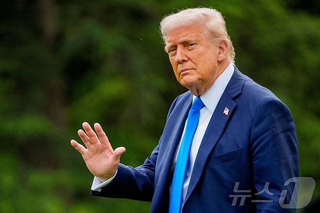 도널드 트럼프 미국 대통령이 1일(현지시간) 앨라배마주 터스컬루사에 있는 앨라배마 대학에서 졸업식 축사를 하기 위해 워싱턴 백악관을 나서고 있다. 2025.05.02 ⓒ AFP=뉴스1 ⓒ News1 우동명 기자