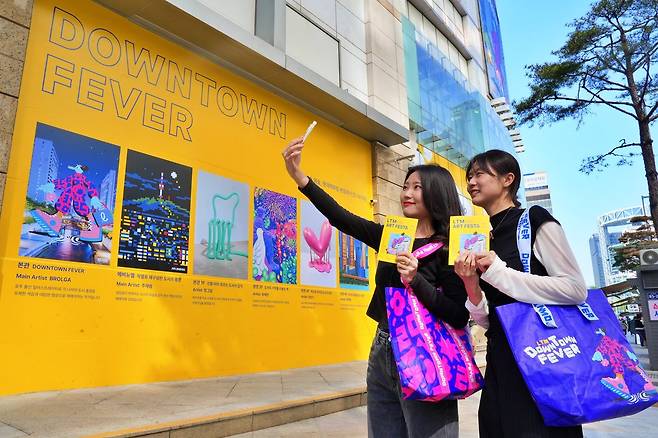 LTM 아트 페스타를 즐기는 고객의 모습. (롯데백화점 제공).