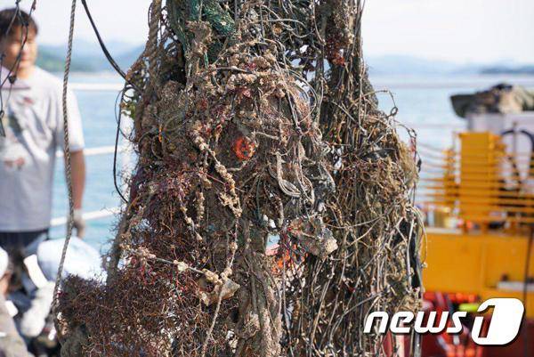 통영 앞바다 수중조사를 통해 크레인으로 건져올린 폐어구. 환경운동연합은 "불법어업으로 인한 해양생태계 먹이사슬 파괴와 해양쓰레기의 해양생태계 파괴가 매우 심각한 상태"라고 밝혔다.(환경운동연합 제공) 2018.10.3/뉴스1