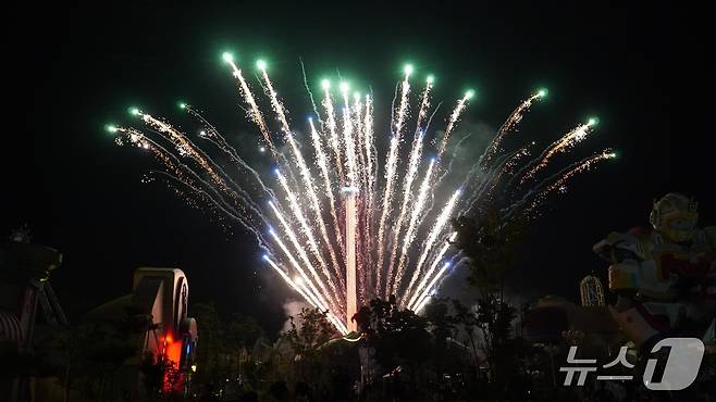마산로봇랜드가 불꽃놀이를 진행하고 있다.(마산로봇랜드 제공)