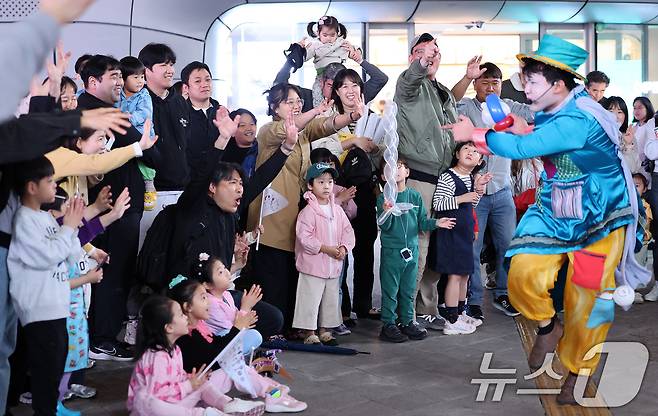 1일 서울 동대문디자인플라자(DDP)에 개장한 DDP 봄축제 디자인테마파크를 찾은 가족들이 즐거운 시간을 보내고 있다. 2025.5.1/뉴스1 ⓒ News1 박지혜 기자