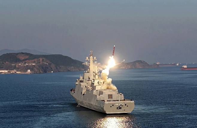 (평양 노동신문=뉴스1) = 북한의 신형 구축함 '최현'호가 순항미사일을 발사하는 모습. [국내에서만 사용가능. 재배포 금지. DB 금지. For Use Only in the Republic of Korea. Redistribution Prohibited] rodongphoto@news1.kr