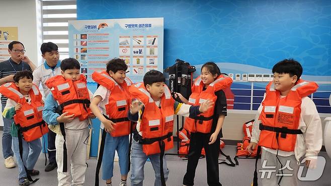 목포서산초 학생들이 '바다浪학교'체험활동을 하고  있다.  (전남도교육청 제공, 재판매 및 DB 금지)