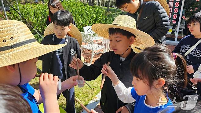신안교육청이 마련한 '해양·생태 공동교육과정'참여 학생들이 체험활동을 하고  있다.  (전남도교육청 제공, 재판매 및 DB 금지)