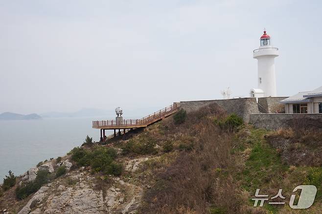 하조도 등대. 1909년 일제가 조선 수탈을 목적으로 세운 유인 등대로 장죽수도의 중앙에 위치, 오가는 선박의 북극성 역할을 한다. 기암절벽과 함께 절경을 이룬다. 2025.5.2/뉴스1 ⓒ News1 조영석 기자
