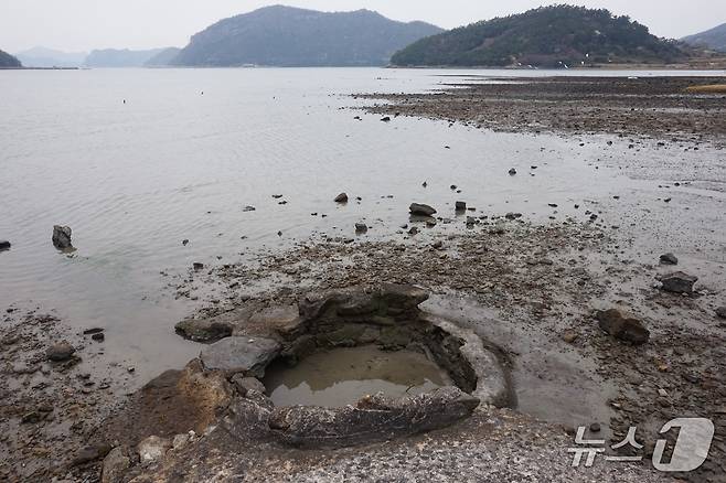 육동마을 앞 불등 바다샘. 간조 때면 용천수가 솟아 주민들의 식수원 역할을 했다. 2025.5.2/뉴스1 ⓒ News1 조영석 기자