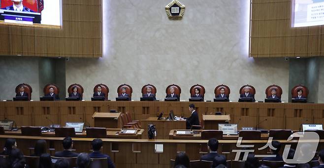 조희대 대법원장을 비롯한 대법관들이 1일 오후 더불어민주당 이재명 대통령 후보의 공직선거법 사건 전원합의체 선고를 위해 서울 서초구 대법원 대법정에 입장해 자리에 앉아 있다. 2025.5.01/뉴스1 ⓒ News1 사진공동취재단