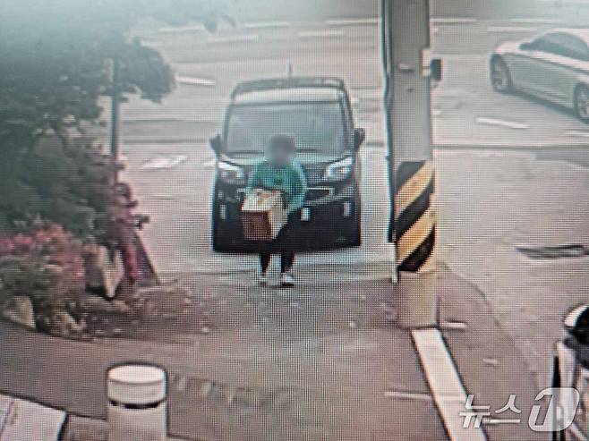 3일 오전 한 시민이 부산 북부경찰서 덕천지구대 앞에 상자를 놔두기 위해 움직이는 모습을 담은 폐쇄회로(CC)TV 장면.(부산 북부경찰서 제공. 재판매 및 DB 금지)