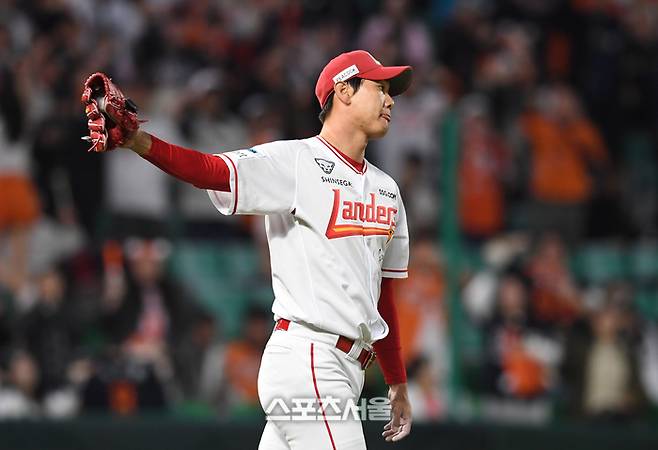 SSG 선발투수 김광현이 올시즌 부진하고 있다. 그러나 이숭용 감독은 ‘무한 신뢰’를 보냈다. 문학 | 박진업 기자 upandup@sportsseoul.com