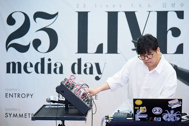 김성수 음악감독이 지난 4월29일 두 번째 단독 콘서트 ‘23 LIVE’ 미디어데이에서 셋리스트 일부를 선공개했다. 사진 | ㈜감탄사