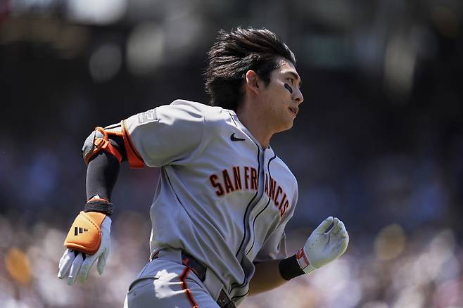 샌프란시스코 자이언츠 이정후가 메이저리그 각 구단 고위관계자들이 꼽은 시즌 첫 한 달간 가장 놀라운 활약을 펼친 선수 1위에 올랐다. AP연합뉴스