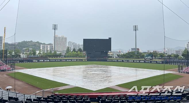 3일 광주KIA챔피언스필드에서 한화와 KIA의 경기가 예정된 가운데 그라운드에 비가 내려 방수포가 설치되어 있다. 광주=허상욱 기자wook@sportschosun.com/2025.05.03/