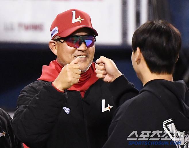 2일 서울 잠실구장에서 열린 SSG-LG전. SSG가 2대1로 승리했다. 이숭용 감독이 선수들을 맞이하고 있다. 잠실=정재근 기자 cjg@sportschosun.com/2025.5.2/