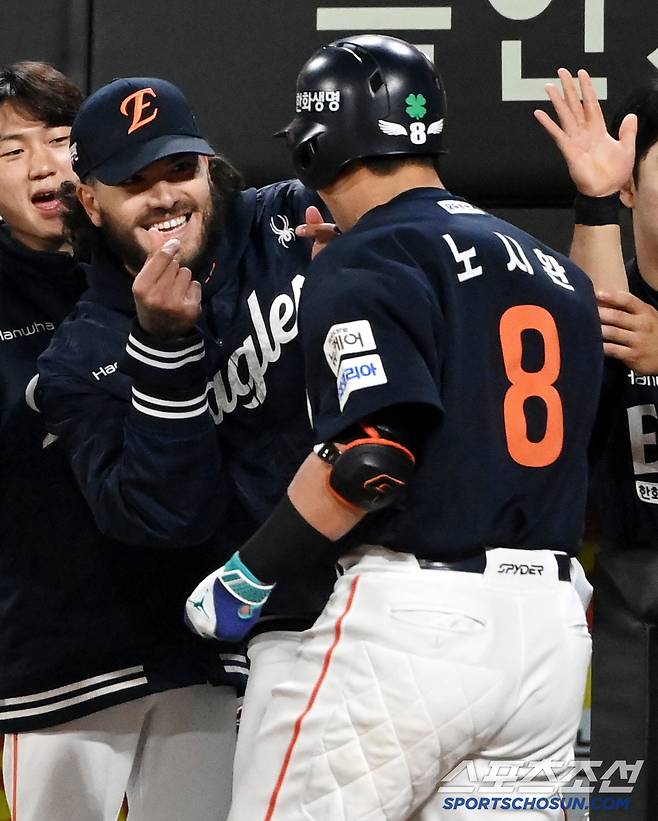 2일 광주KIA챔피언스필드에서 열린 한화와 KIA의 경기, 연장 11회초 한화 노시환이 솔로홈런을 치고 기쁨을 나누고 있다. 광주=허상욱 기자wook@sportschosun.com/2025.05.02/