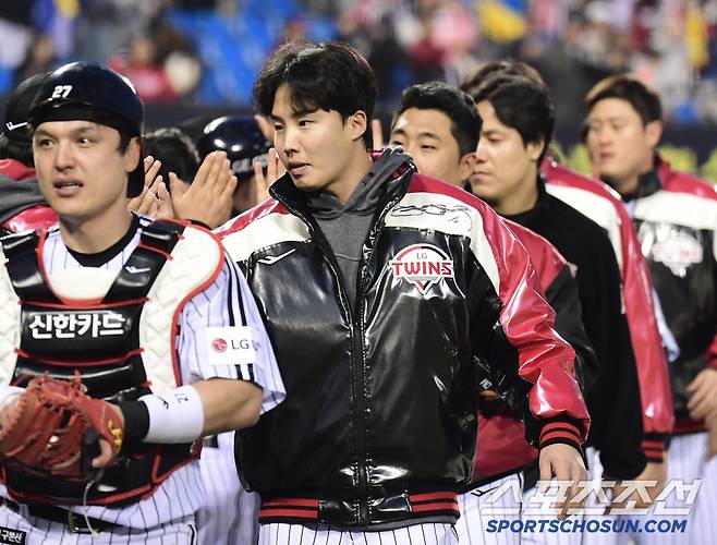 3일 잠실구장에서 열린 KBO리그 LG와 SSG의 경기. LG가 SSG에 승리하며 5연패에서 탈출했다. 경기 종료 후 하이파이브를 나누고 있는 LG 임찬규. 잠실=송정헌 기자songs@sportschosun.com/2025.05.03/