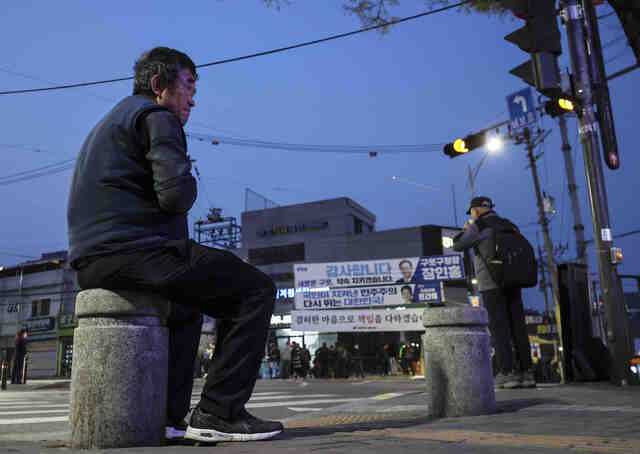 고용노동부가 최근 공개한 ‘3월 사업체노동력조사’ 결과를 보면 물가수준을 반영한 실질임금은 354만7000원으로 전년 동월 대비 27만7000원(7.3%) 감소했다. 사진은 지난 10일 새벽 서울 구로구 남구로역 인근 인력시장 풍경. / 뉴시스