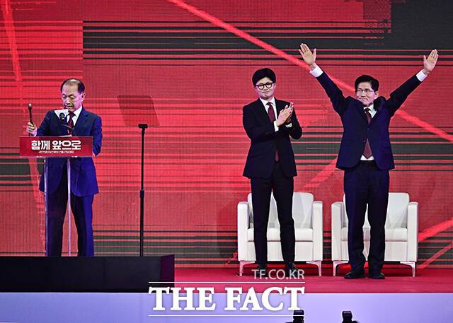 국민의힘 대선 후보로 선출된 김문수 후보(오른쪽).