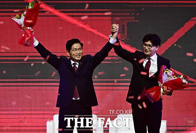 한동훈 후보 손 잡고 기뻐하는 김문수 대선 후보(왼쪽).