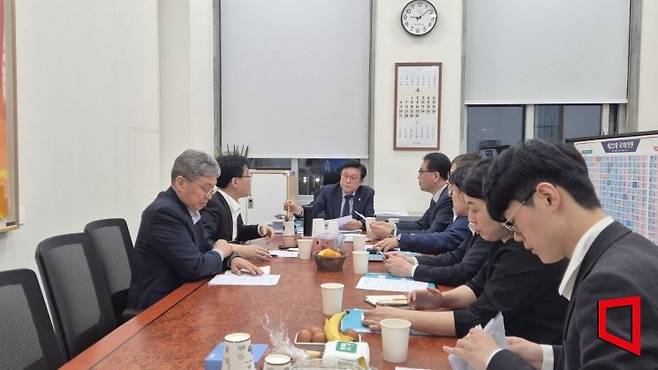 박형수 국민의힘 (의성,청송, 영덕, 울진)의원이지난30일 기재부 예결위 결과보고 및 협의회를 진행 하고 있다.