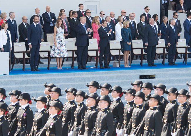 2017년 프랑스 방문 당시 에마뉘엘 마크롱 프랑스 대통령과 바스티유 군사 퍼레이드를 지켜보는 도널드 트럼프 미국 대통령. 사진 AP=연합뉴스