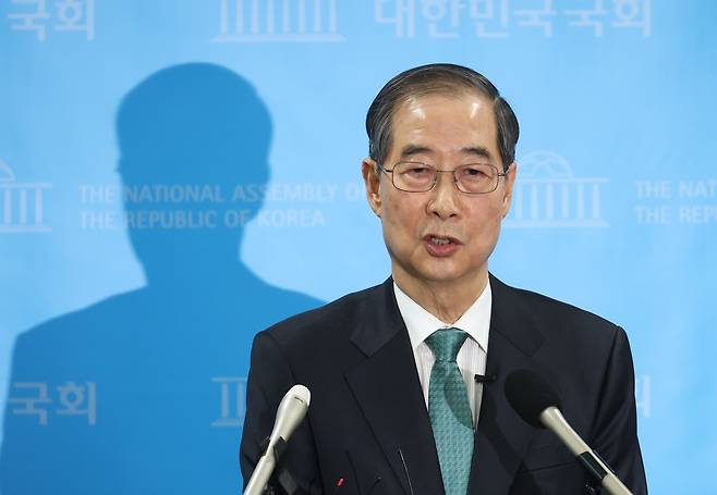 한덕수 전 대통령 권한대행이 2일 국회 소통관에서 대선 출마 기자회견을 하고 있다.   /뉴시스