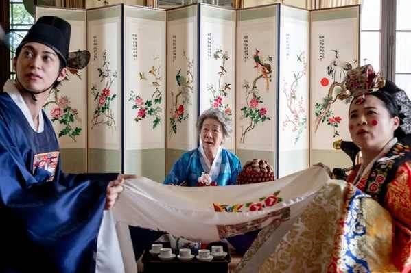 배우 윤여정(가운데)이 할리우드 영화 ‘결혼피로(Wedding Banquet)’에 위장 결혼식을 올리는 게이 손자의 할머니 역으로 출연한 모습. 그는 지난 4월 미 언론 인터뷰에서 “실제 내 아들이 커밍아웃한 동성애자”라고 밝혔다. /결혼피로연