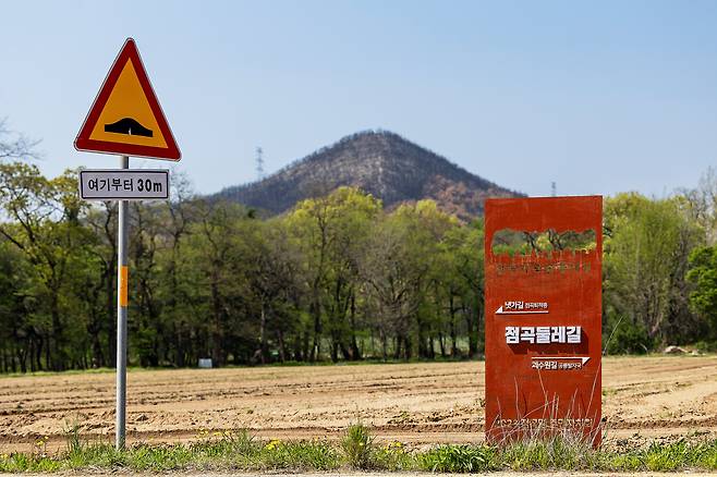 '점곡둘레길' 안내판을 따라가면 농촌 풍경이 이어진다. / 양수열 영상미디어 기자