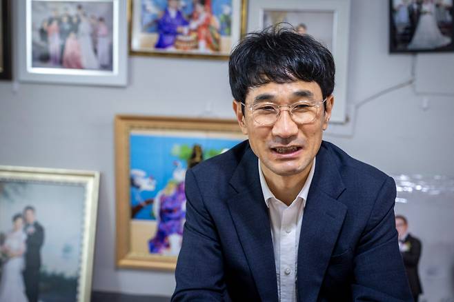 백남문 대표는 "궁극적으론 세상 사람 모두가 가난을 벗어던져 신신예식장이 할 일을 잃는다면 좋을 것 같다"고 했다. "더 이상 찾는 분이 없으면 한국 결혼식 역사에 남을 박물관이 되지 않을까 싶네요. 그때도 많은 분의 기억에 남아 있으면 좋겠습니다." /이신영 영상미디어 기자