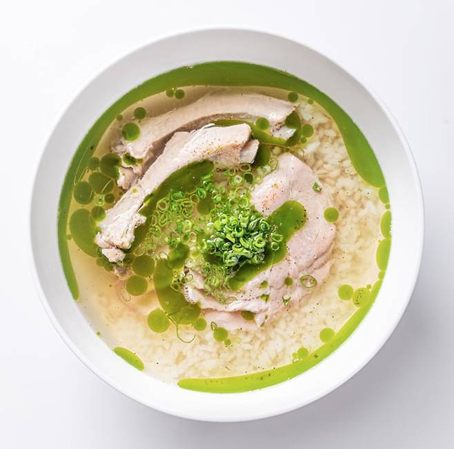 서울 북촌 안암의 돼지국밥. 비름나물·케일 등으로 만든 초록빛 오일을 둘러 준다. /업체 제공