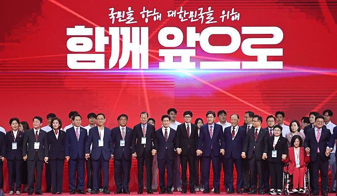 국민의힘 대선 후보로 선출된 김문수 후보가 3일 경기 고양시 킨텍스에서 열린 국민의힘 전당대회에서 한동훈 후보를 포함한 참석자들과 기념촬영을 하고 있다./연합뉴스