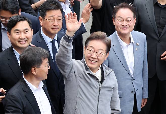 민심을 청취하는 '경청 투어'에 나선 이재명 더불어민주당 대선후보가 3일 강원도 강릉시 안목해변 카페거리를 걸으며 주민들과 관광객들에게 인사하고 있다./뉴시스