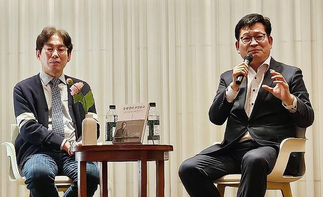 박진영 전 민주연구원 부원장(왼쪽)이 지난 2023년 송영길 당시 더불어민주당 대표와 대담하고 있다. /뉴스1