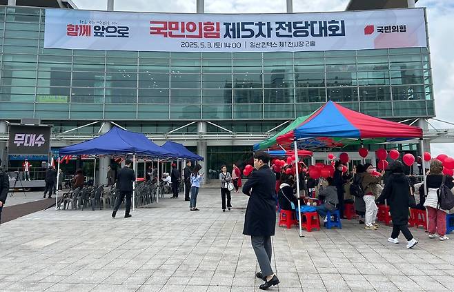 3일 오후 국민의힘 전당대회가 진행되는 경기 고양시 일산 킨텍스 앞에서 김문수, 한동훈 대선 경선 후보자의 지지자가 응원전을 벌이고 있다. 이날 진행되는 전당대회를 통해 김 후보, 한 후보 중 한 명이 최종 대선 후보로 선출된다. /고양=김민국 기자