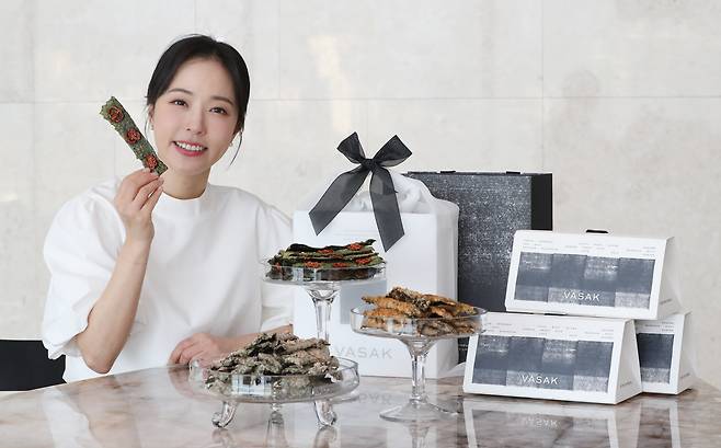 정리나 바삭(VASAK) 대표가 여러 맛의 김부각과 함께 사진 촬영을 하고 있는 모습. /박성원 기자