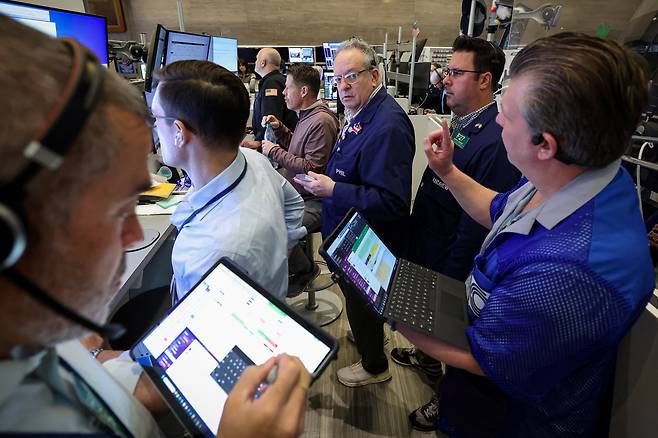 뉴욕증권거래소(NYSE)에서 트레이더들이 일하고 있는 모습. /로이터·연합뉴스