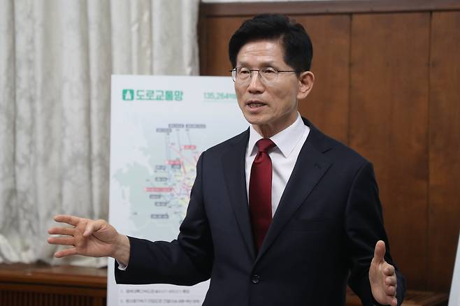 김문수 국민의힘 대선 경선 후보가 1일 충북도청에서 취재진 질문에 답하고 있다. /뉴스1