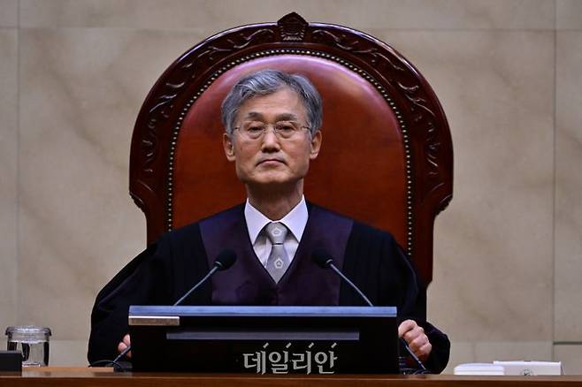 조희대 대법원장이 지난 1일 오후 서울 서초구 대법원에서 이재명 더불어민주당 대선 후보의 공직선거법 위반 사건 상고심 선고를 위해 재판을 준비하고 있다. ⓒ국회사진취재단