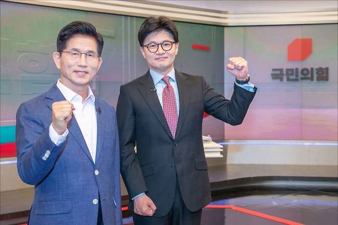 국민의힘 김문수·한동훈 대선 경선 후보가 지난달 30일 오후 서울 중구 TV조선에서 열린 국민의힘 21대 대선 3차 경선 TV토론 시작 전 자세를 취하고 있다. ⓒ국회사진취재단