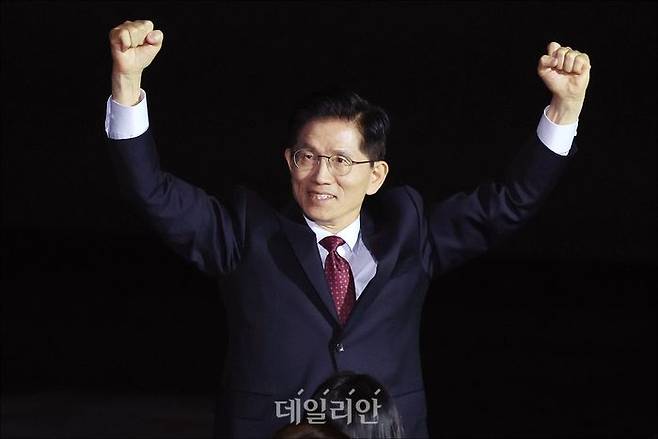 김문수 국민의힘 대선 경선 후보가 3일 오후 경기도 고양 일산서구 킨텍스에서 열린 21대 대선 후보 선출을 위한 국민의힘 제5차 전당대회에서 손을 들어올리며 당원들에게 인사하고 있다. ⓒ데일리안 홍금표 기자