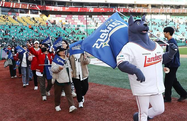 SSG가 지난달 15일 ‘청바지(청춘은 바로 지금) 데이’의 일환으로 실시한 청춘 퍼레이드. 추첨을 통해 선정된 만 50세 이상 팬이 동반 1인과 함께 직접 야구장 그라운드를 밟았다. SSG 제공