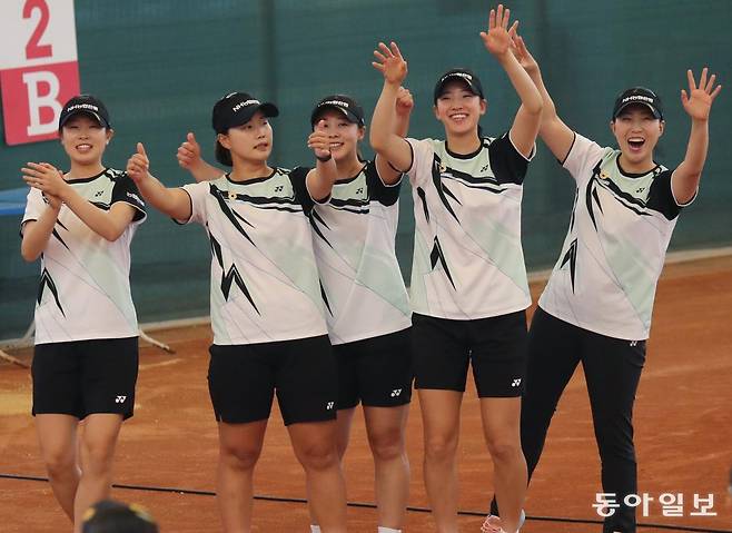 NH농협은행이 3일부터 열리는 제103회 동아일보기 전국소프트테니스대회에서 여자 단체전 3연패에 도전한다. 사진은 지난해 대회 2연패를 달성한 뒤 환호하는 NH농협은행 선수들. 동아일보DB