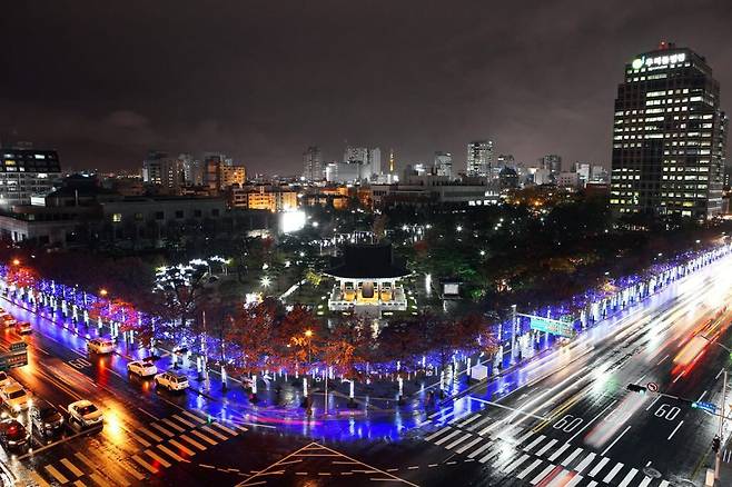대구 중구 동인동 국채보상운동기념공원 야경. 대구는 대한제국이 일본에서 빌린 차관 1300만 원을 갚기 위해 대구 시민들이 시작하고 전국 규모로 확산시킨 국민행동이었다. 대구시민들은 이 업적을 기념하는 기념공원을 마련하고 도로에 ‘국채보상로’라는 이름을 붙일 만큼 자부심을 가지고 있다. 동아일보DB