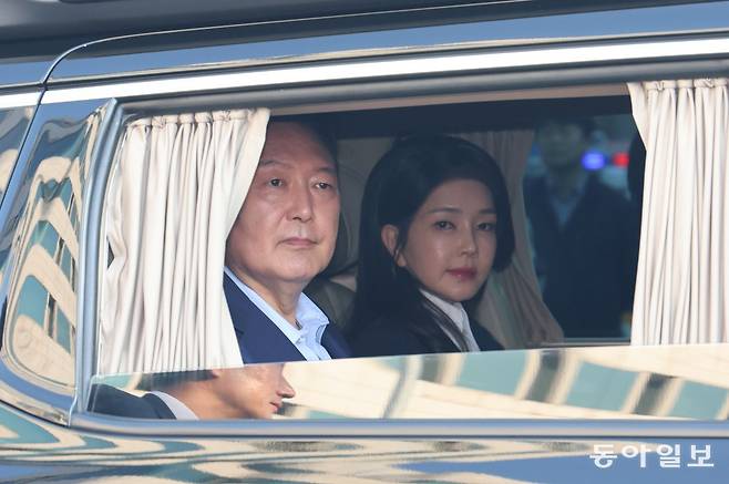 윤석열 전 대통령과 김건희 여사가 헌법재판소 파면 결정 후 일주일 만인 2025년 4월 11일 오후 서울 용산구 한남동 대통령 관저를 떠나고 있다. 동아일보DB