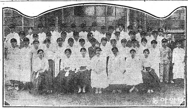 본사를 견학한 곽산공보수학여행단 일행평북 정주군 곽산공립보통학교 6학년 일행 52명은 동교조훈도(同校趙訓導) 인솔하에 수학 여행차로 서울 왔다가 작일 오후에 본사를 방문/ 1925년 5월 3일자 동아일보 2면.