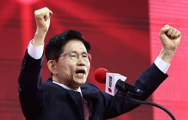 김문수 국민의힘 대통령 후보가 3일 경기 고양시 킨텍스에서 열린 5차 전당대회에서 최종 후보로 확정된 뒤 수락연설을 하고 있다. 2025.5.3/뉴스1