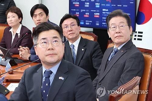 지난달 9일 국회에서 열린 최고위원회에 출석한 이재명 당시 더불어민주당 대표[연합뉴스 자료사진]