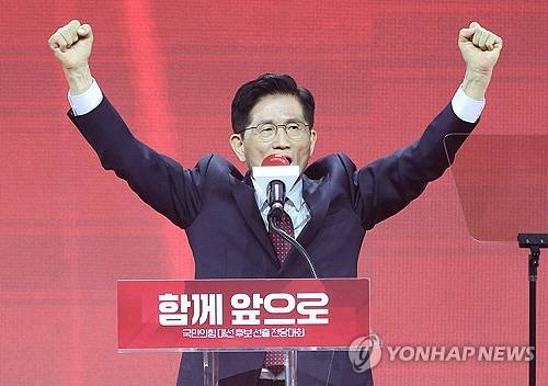 국민의힘 대선 후보로 선출된 김문수 후보가 3일 경기 고양시 킨텍스에서 열린 국민의힘 전당대회에서 수락 연설을 하고 있다.    [연합뉴스]