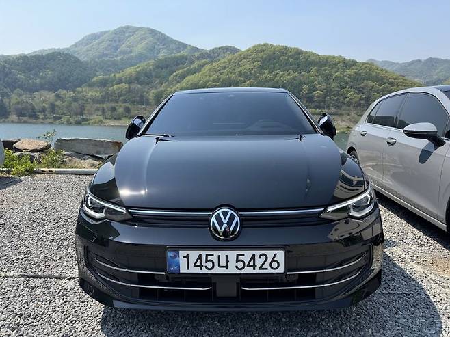 전면에 '일루미네이티드 엠블럼'이 적용된 신형 골프 외관. 어두운 곳에선 엠블럼에서 은은한 빛이 난다. 정원일 기자